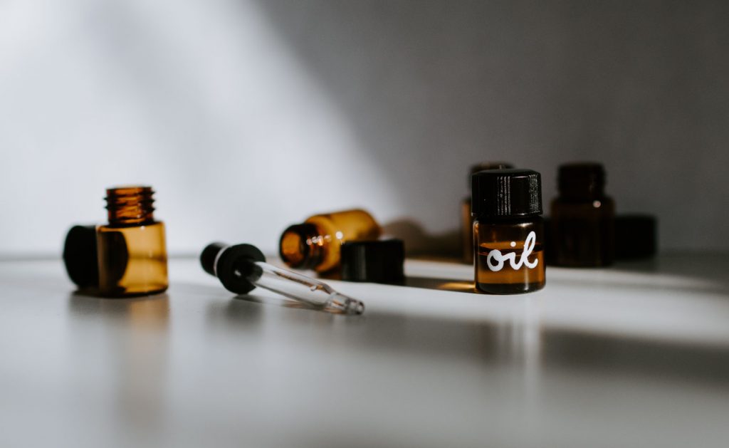 An image of cannabis oil vials and droppers. 